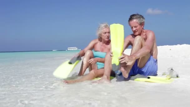 Äldre paret sitter vid vatten — Stockvideo