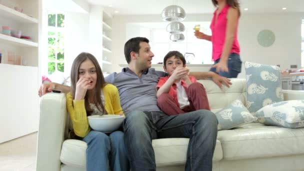 Іспанська сім'я сидить на дивані — стокове відео