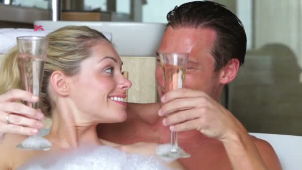 Paar prostet sich mit Champagner zu — Stockvideo