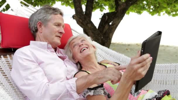 Couple aîné couché dans un hamac — Video