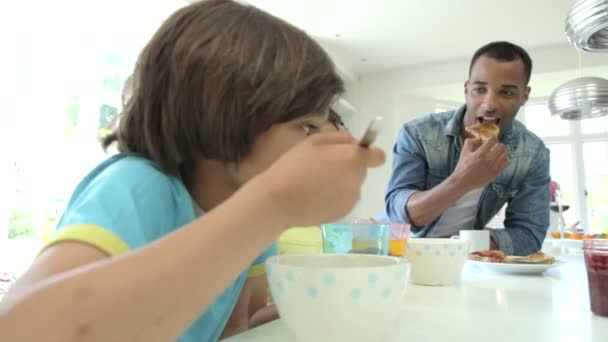 Famiglia che fa colazione — Video Stock