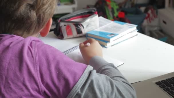 Junge macht Mathe-Hausaufgaben — Stockvideo