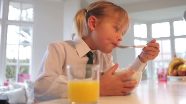 Niña sonriente desayunando — Vídeo de stock