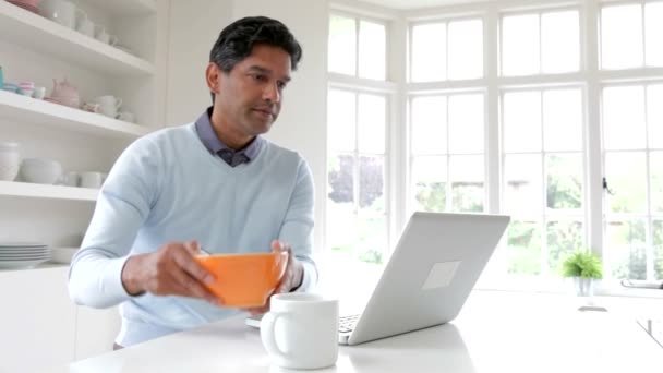 Indiase Man met behulp van laptopcomputer — Stockvideo