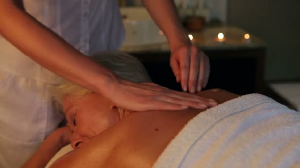 Äldre kvinna med Massage — Stockvideo