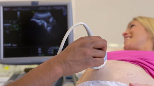 Gravid kvinna med ultraljudsundersökning — Stockvideo