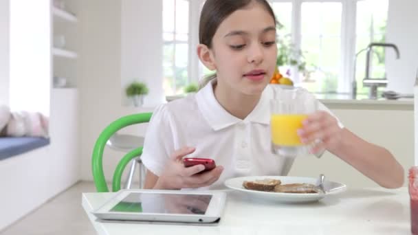Dijital tablet ile kız öğrenci — Stok video