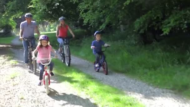 Família em passeio de ciclo — Vídeo de Stock