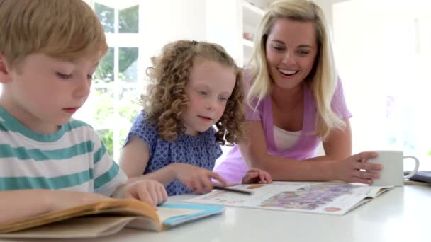 Mor hjälper barn med läxor — Stockvideo