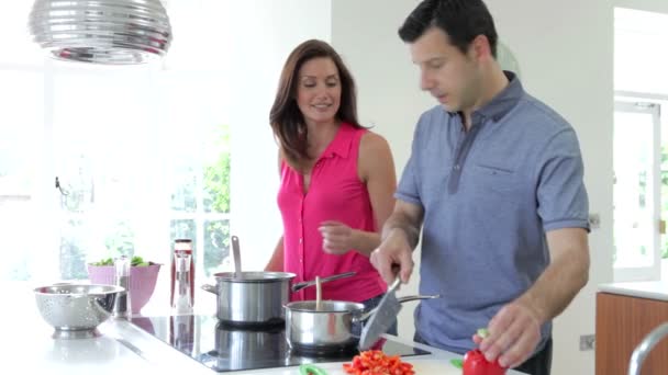 Spanisches Paar kocht Mahlzeit — Stockvideo