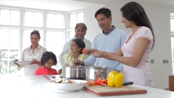 Multi generatie Indiase familie maaltijd koken — Stockvideo