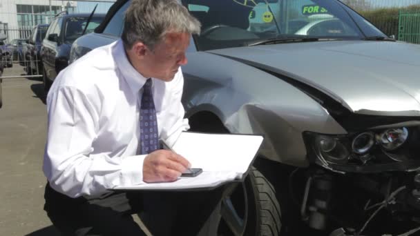 Ajustador da perda que inspeciona o carro — Vídeo de Stock