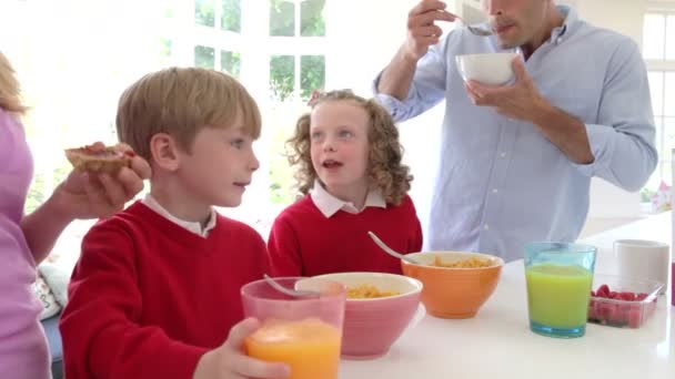 Οικογένεια που τρώει πρωινό — Αρχείο Βίντεο