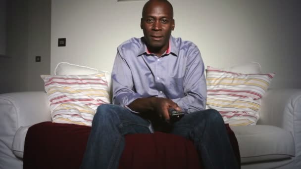 Maturo afroamericano uomo su divano — Video Stock