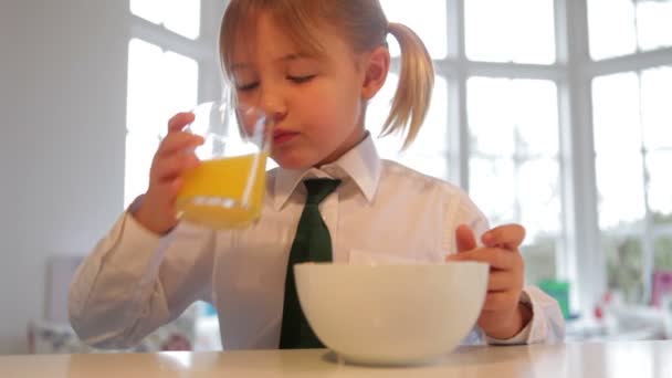 Niña sonriente desayunando — Vídeos de Stock