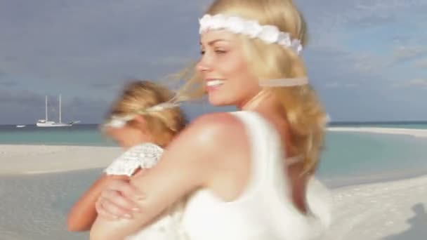 Bruid als ze bruidsmeisje rond draait — Stockvideo