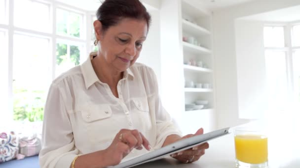 Femme indienne senior utilisant une tablette numérique — Video