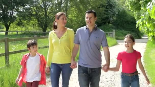 Spaanse familie wandelen in het platteland — Stockvideo