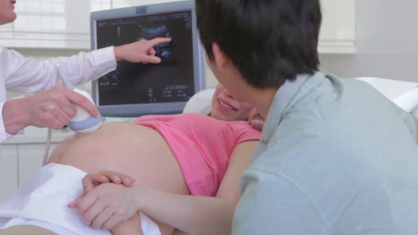 Gravid kvinna och Partner med ultraljud — Stockvideo