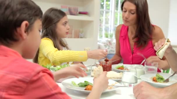 Familia hispana sentada en la mesa — Vídeo de stock