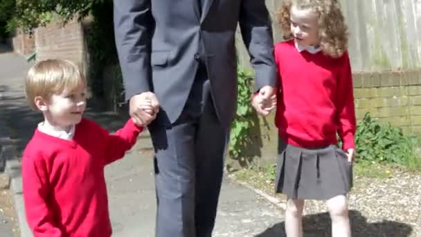 Padre caminando a la escuela con niños — Vídeo de stock