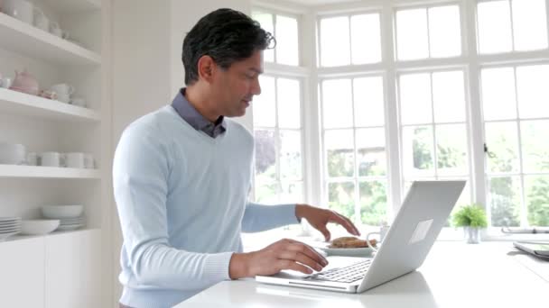 Hombre indio usando ordenador portátil — Vídeos de Stock