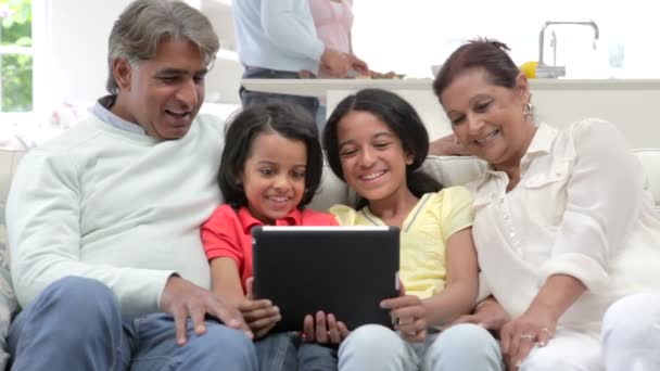 Familie met digitale tablet — Stockvideo