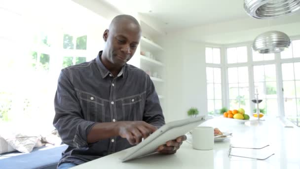 African American Man använder Digital Tablet — Stockvideo