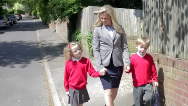 Moeder lopen naar school met kinderen — Stockvideo