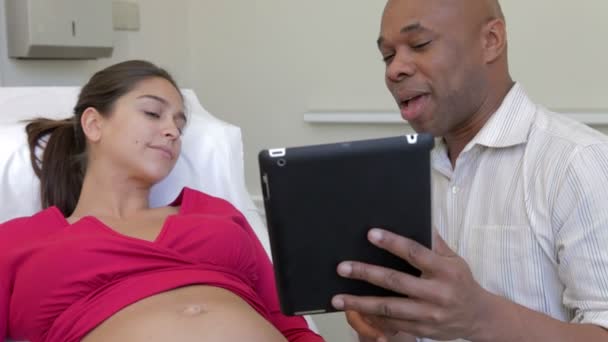 Médecin utilisant une tablette numérique — Video