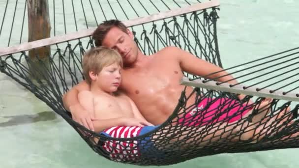 父亲和儿子在海滩吊床上 — 图库视频影像