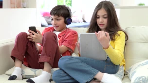 Enfants jouant avec tablette numérique — Video