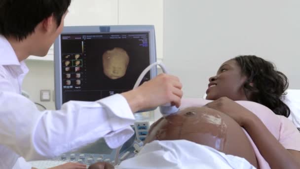 Mujer embarazada teniendo exploración por ultrasonido 4D — Vídeo de stock