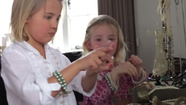 Twee meisjes indienen nagels en spelen — Stockvideo