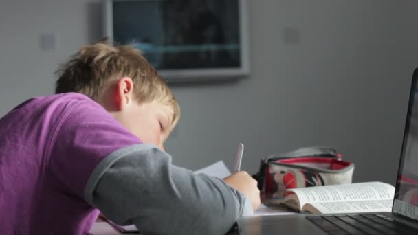 Pojke som studerar i sovrum — Stockvideo