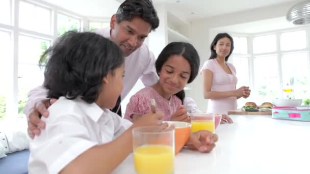 朝食をとる家族 — ストック動画