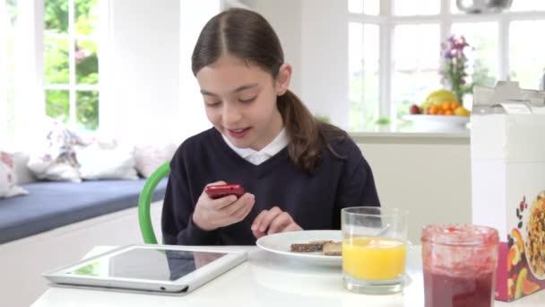 Colegiala con tableta digital — Vídeo de stock