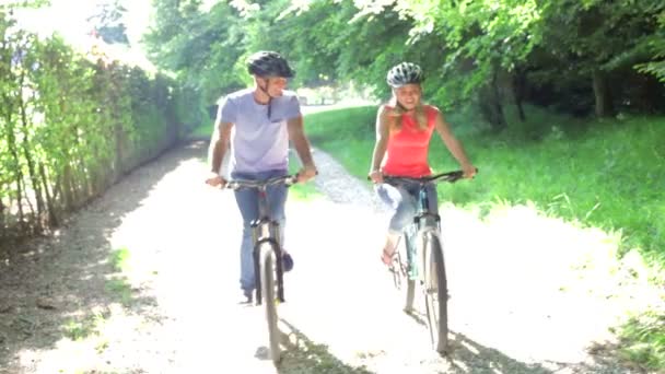 Pareja joven en paseo en bicicleta — Vídeo de stock