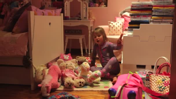 Liitle menina brincando em seu quarto — Vídeo de Stock