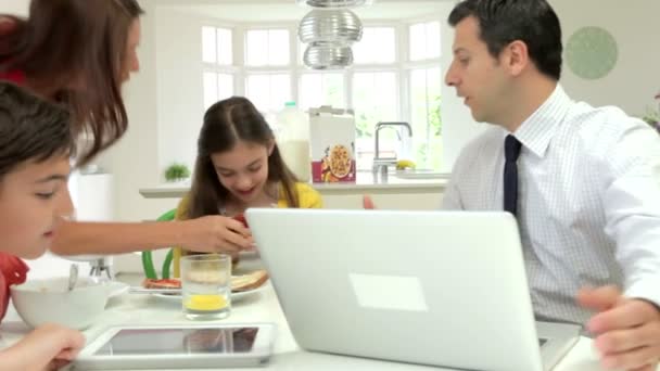 Семейный спор о цифровых устройствах — стоковое видео