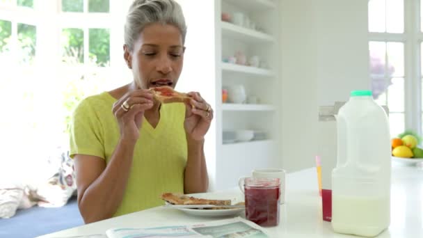 アフリカ系アメリカ人女性を食べる朝食 — ストック動画
