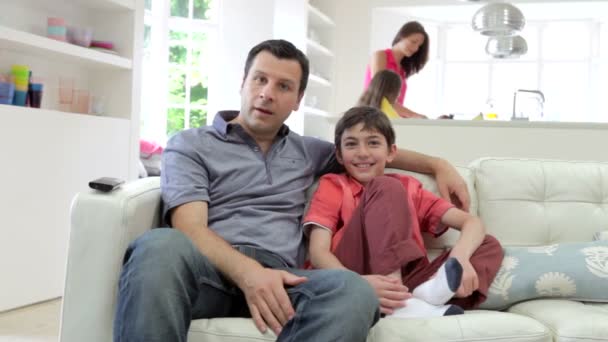 Ισπανόφωνος οικογένεια κάθεται στον καναπέ — Αρχείο Βίντεο