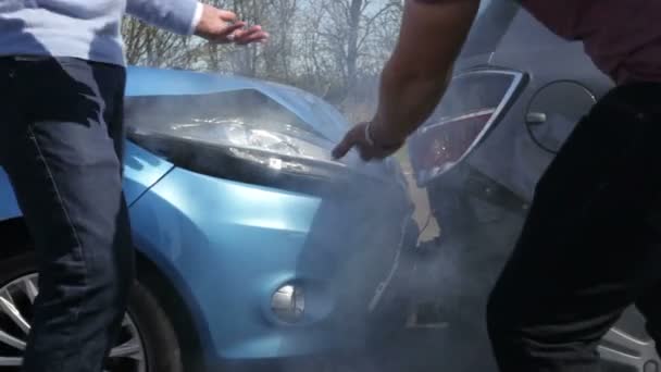 Dois motoristas discutindo após acidente de trânsito — Vídeo de Stock