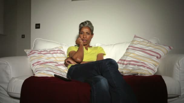Зрелый афроамериканец на диване — стоковое видео