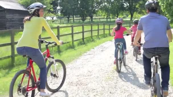 Família hispânica em passeio de ciclo — Vídeo de Stock