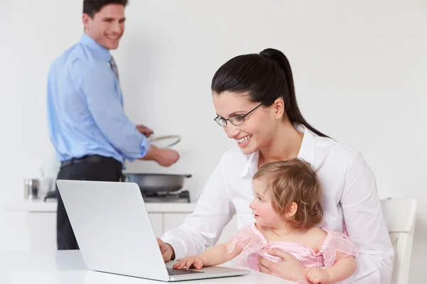 Family Using Laptop — Stock Photo, Image