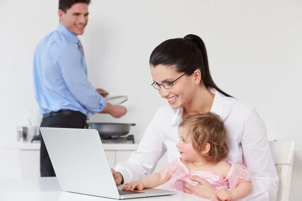 Familj som använder bärbar dator — Stockfoto