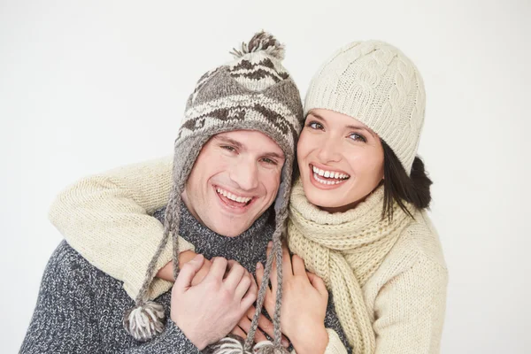 Pareja usando ropa cálida de invierno —  Fotos de Stock