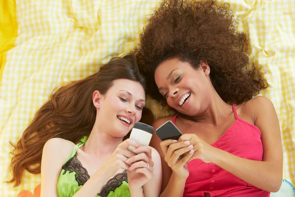 Two Female Friends Lying On Bed — Stock Photo, Image