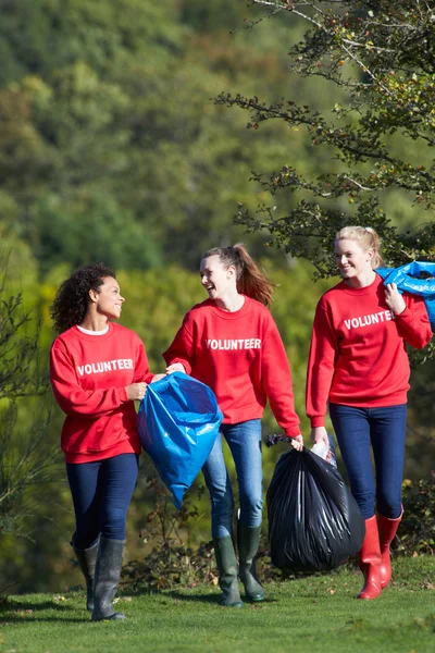 Voluntarias recogiendo basura — Foto de Stock